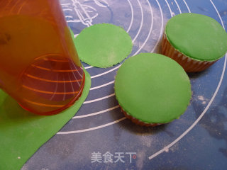 新年翻糖蛋糕---用心来做的新年礼物的做法步骤：12