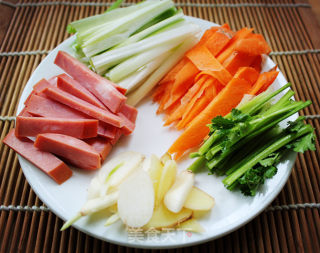 香干溜虾仁：江南江北美食汇的做法步骤：1