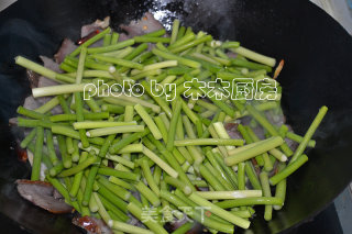 腊味季节的首选---蒜台炒腊肉的做法步骤：5