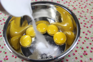 香蕉蔓越莓戚风蛋糕的做法步骤：5