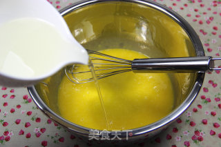 香蕉蔓越莓戚风蛋糕的做法步骤：6