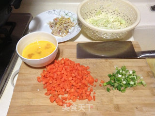 宝宝爱吃的炒饭----------胡萝卜蛋炒饭的做法步骤：1