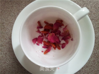 养颜玫瑰花茶的做法步骤：4