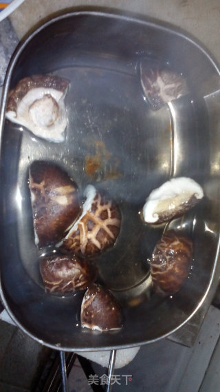 香菇花生淮山排骨汤的做法步骤：1