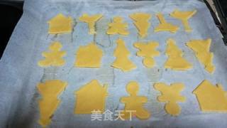 亲子游戏——制作圣诞糖霜饼干的做法步骤：4
