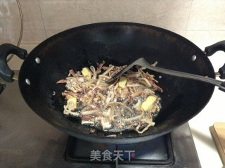 砂煲菜---------鱿鱼焖鸡的做法步骤：2