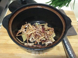 砂煲菜---------鱿鱼焖鸡的做法步骤：3