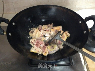 砂煲菜---------鱿鱼焖鸡的做法步骤：4