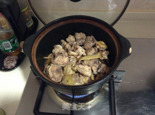 砂煲菜---------鱿鱼焖鸡的做法步骤：5