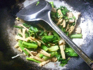 肉片水笋炒油菜蕻的做法步骤：11