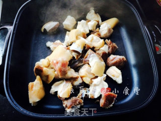 腊猪蹄烧四季豆的做法步骤：1