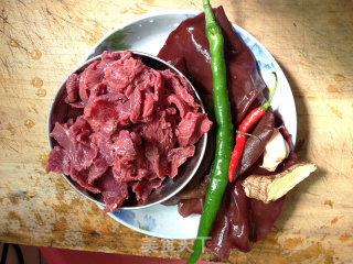 疏与肉的完美结合--木耳炒牛肉的做法步骤：1
