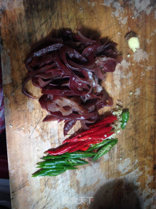 疏与肉的完美结合--木耳炒牛肉的做法步骤：2