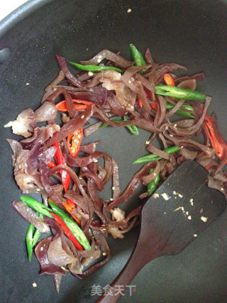 疏与肉的完美结合--木耳炒牛肉的做法步骤：5