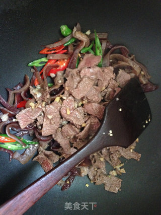 疏与肉的完美结合--木耳炒牛肉的做法步骤：6
