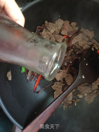 疏与肉的完美结合--木耳炒牛肉的做法步骤：7