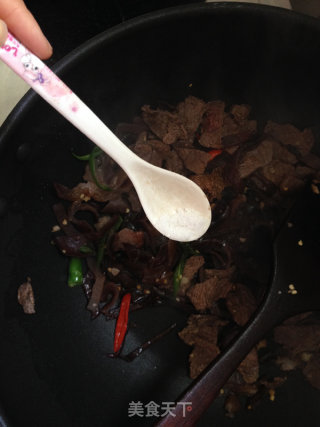 疏与肉的完美结合--木耳炒牛肉的做法步骤：10