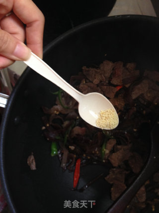 疏与肉的完美结合--木耳炒牛肉的做法步骤：11