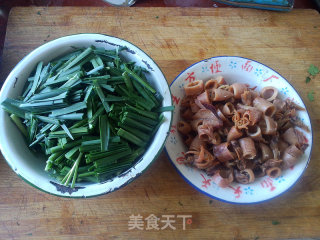 干海兔炒韭菜的做法步骤：2