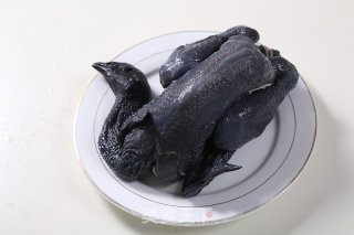 黄芪乌鸡滋补汤的做法步骤：1
