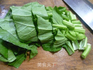 油菜蕻麻辣肠炒年糕的做法步骤：3