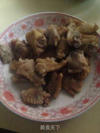 啤酒鸡翅的做法步骤：1