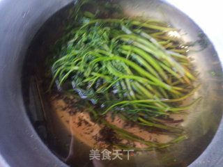鲜蕨菜炒肉的做法步骤：2