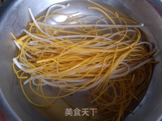 辣炒牛筋面的做法步骤：1