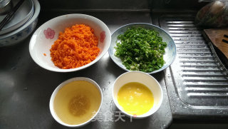 鸡蛋香葱胡萝卜煎饼的做法步骤：1