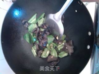 青椒炒木耳的做法步骤：3