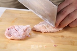 黄记煌三汁焖锅之鸡翅焖锅的做法步骤：1