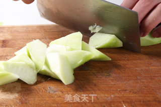 蒜蓉芥蓝笋的做法步骤：1