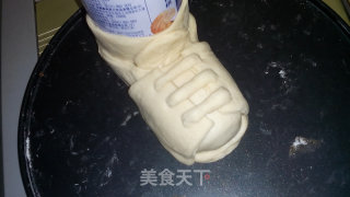 老少都喜欢的圣诞节礼物——圣诞靴子面包的做法步骤：11