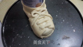 老少都喜欢的圣诞节礼物——圣诞靴子面包的做法步骤：12