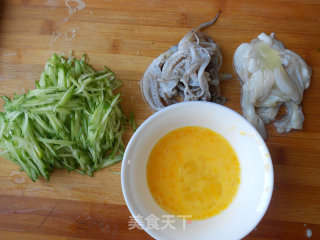 笔管黄瓜鸡蛋汤的做法步骤：1