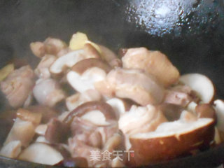 香菇炖鸡的做法步骤：2