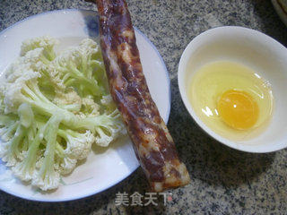 鸡蛋麻辣肠炒花菜的做法步骤：1