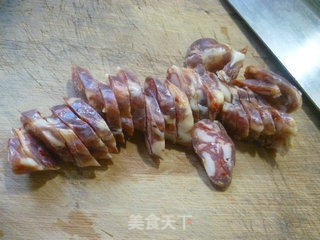 鸡蛋麻辣肠炒花菜的做法步骤：2