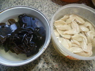 黑木耳炒大豆蛋白的做法步骤：1