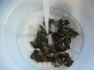 黑木耳炒大豆蛋白的做法步骤：2