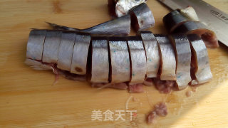 糖醋秋刀鱼的做法步骤：1