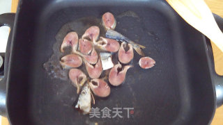 糖醋秋刀鱼的做法步骤：4