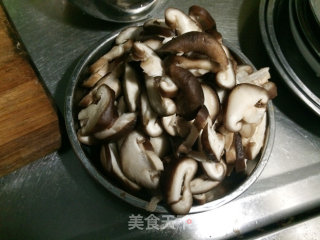 莴笋炒香菇--抗衰老食谱的做法步骤：1
