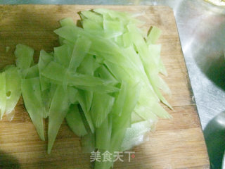 莴笋炒香菇--抗衰老食谱的做法步骤：2