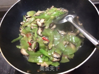 莴笋炒香菇--抗衰老食谱的做法步骤：3