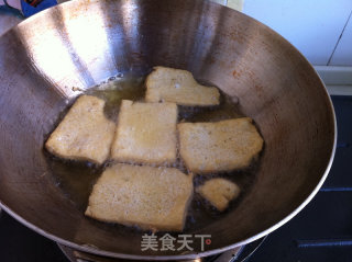 丝瓜炒豆腐的做法步骤：1