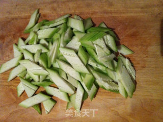 丝瓜炒豆腐的做法步骤：2