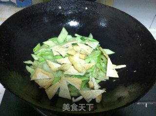 丝瓜炒豆腐的做法步骤：6