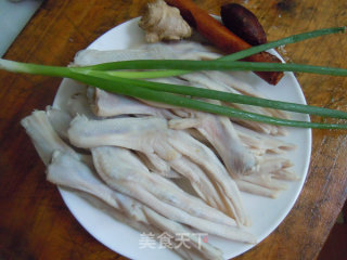 最普通的鸭爪可以很美味--焦糖卤鸭爪的做法步骤：1