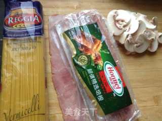 简易版黑椒蘑菇培根意面的做法步骤：1